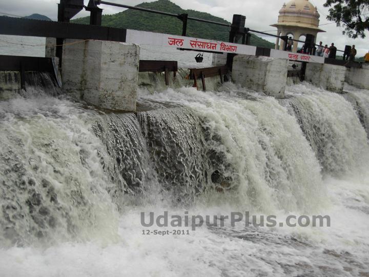 Fateh Sagar Lake overflow on 12-Sept-2011.